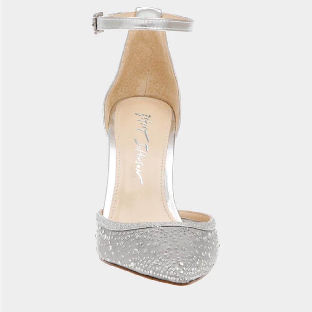New in the box Beautiful silver heel.